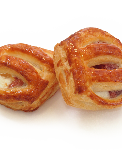 056<br/>Mini Puff Pastry with Strawberry and Yogurt
